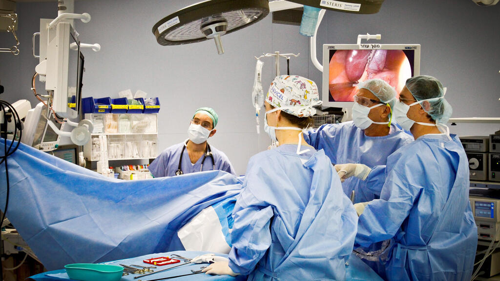 ניתוח המבוצע ב אמצעי הדמיה ב בית חולים שערי צדק ב ירושלים רופא ב חדר ניתוח אחיות בית חולים חדר ניתוח