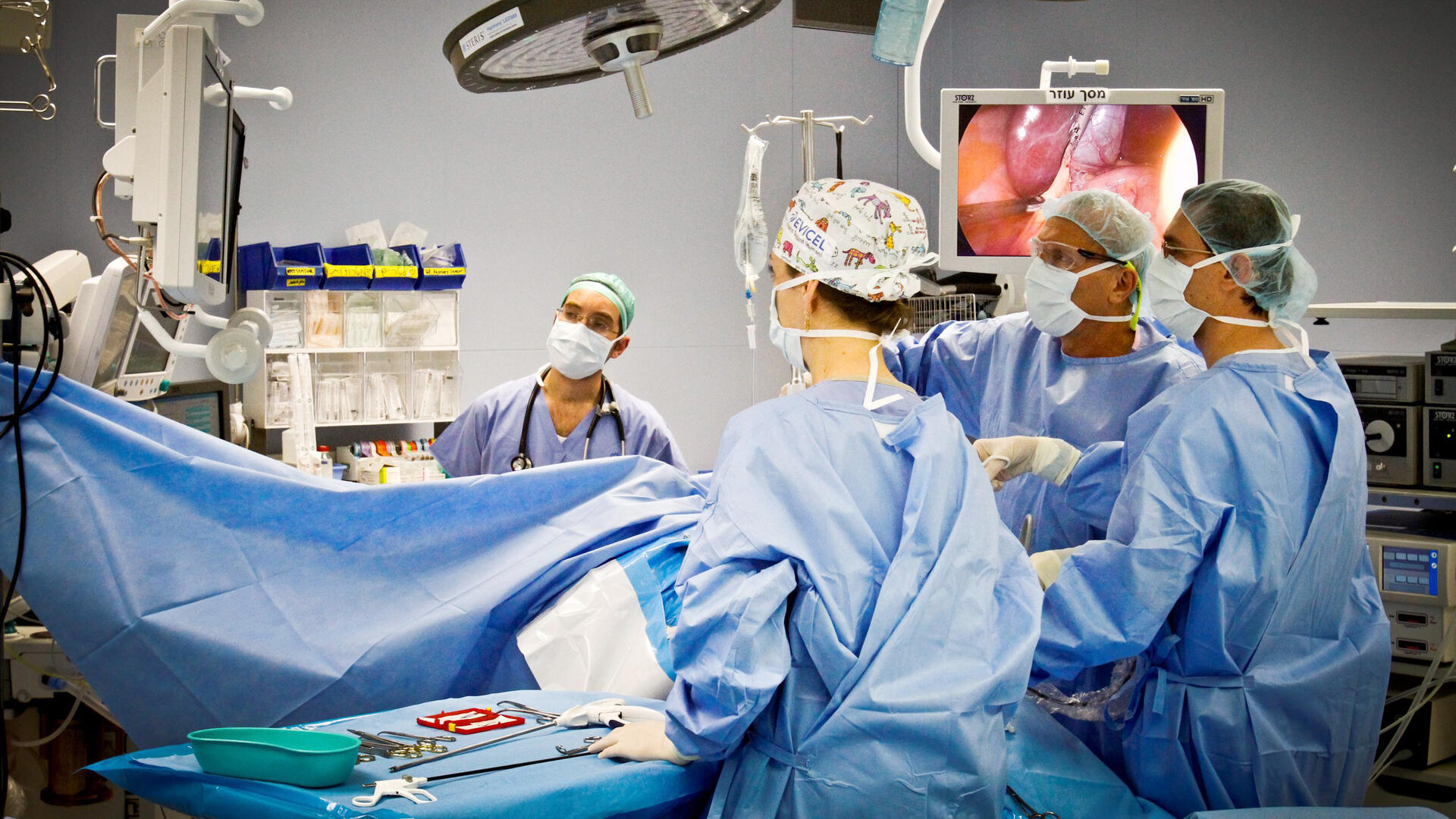 ניתוח המבוצע ב אמצעי הדמיה ב בית חולים שערי צדק ב ירושלים רופא ב חדר ניתוח אחיות בית חולים חדר ניתוח