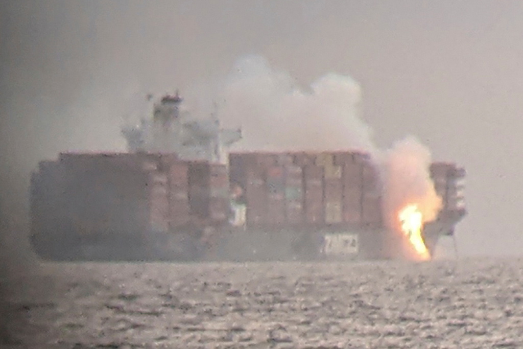 ספינת צים קינגסטון עולה באש מול חופי קנדה