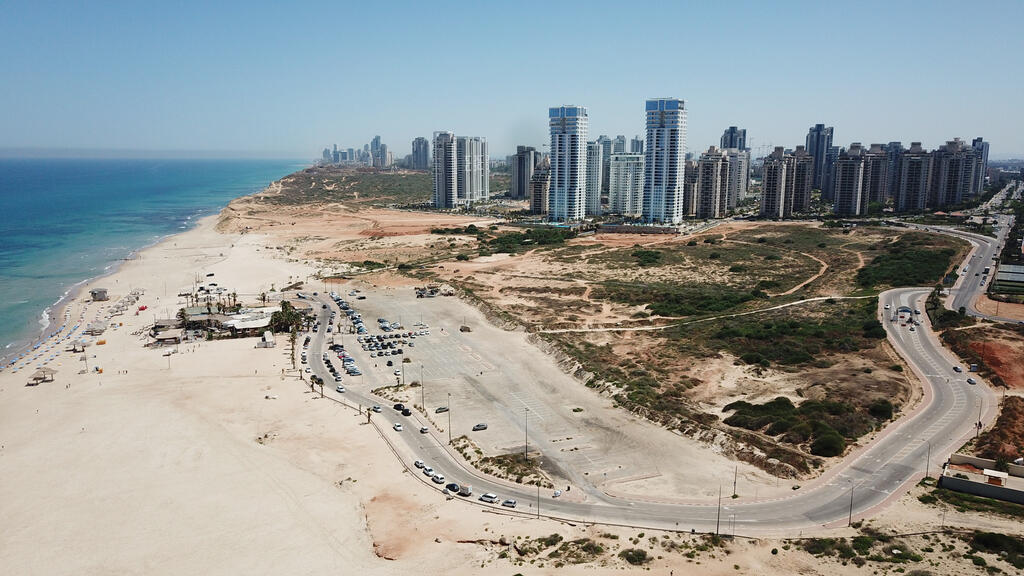 בניה לא חוקית ב חוף פולג בניה ב סמוך ל שמורת טבע