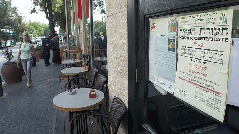 תעודת כשרות במסעדה בירושלים (צילום: עטא עוויסאת) תעודת כשרות ב מסעדה ב ירושלים הכשר