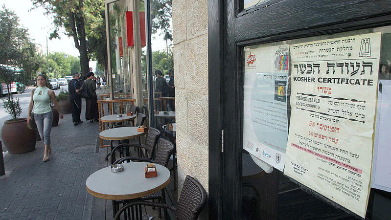 תעודת כשרות של הרבנות במסעדה בירושלים (צילום: עטא עוויסאת) תעודת כשרות ב מסעדה ב ירושלים הכשר