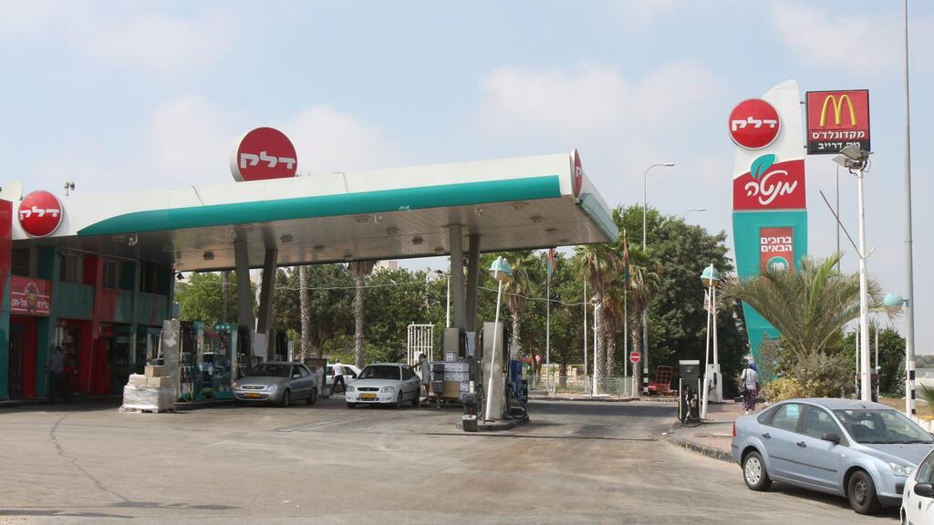 תחנת דלק. ההתייקרות לא צפויה לשלוח את הישראלים לשוק החשמליות (נמרוד גליקמן) תחנת דלק של דלק ישראל