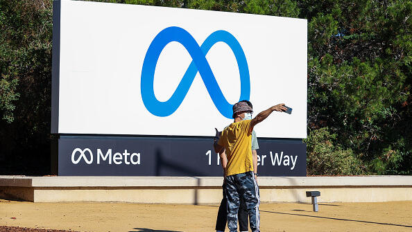 פייסבוק משנה את השם ל-Meta. השלט החדש במטה החברה בקליפורניה, גטי