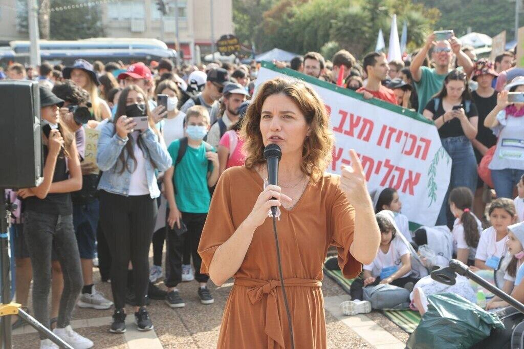 השרה להגנת הסביבה תמר זנדברג במצעד האקלים בתל אביב