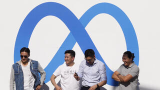 מבקרים מצטלמים לצד הלוגו החדש מטא במטה החברה ב קליפורניה meta