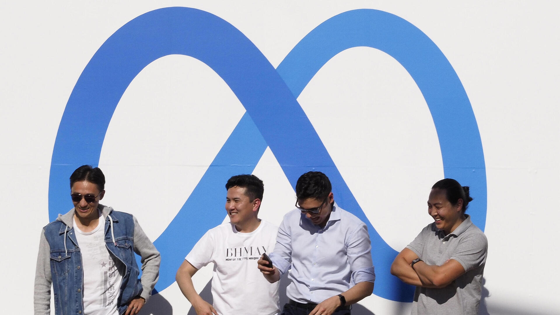 מבקרים מצטלמים לצד הלוגו החדש מטא במטה החברה ב קליפורניה meta