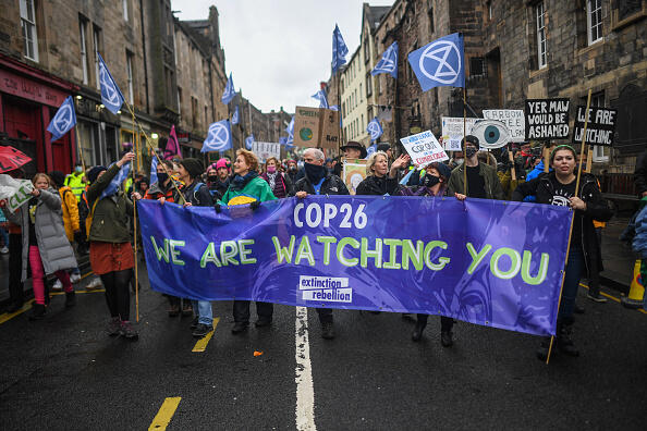 הפגנה של פעילי איכות הסביבה באדינבורו סקוטלנד לקראת ועידת האקליים של האו"ם שנערכת בגלזגו COP26 פסגת האקלים