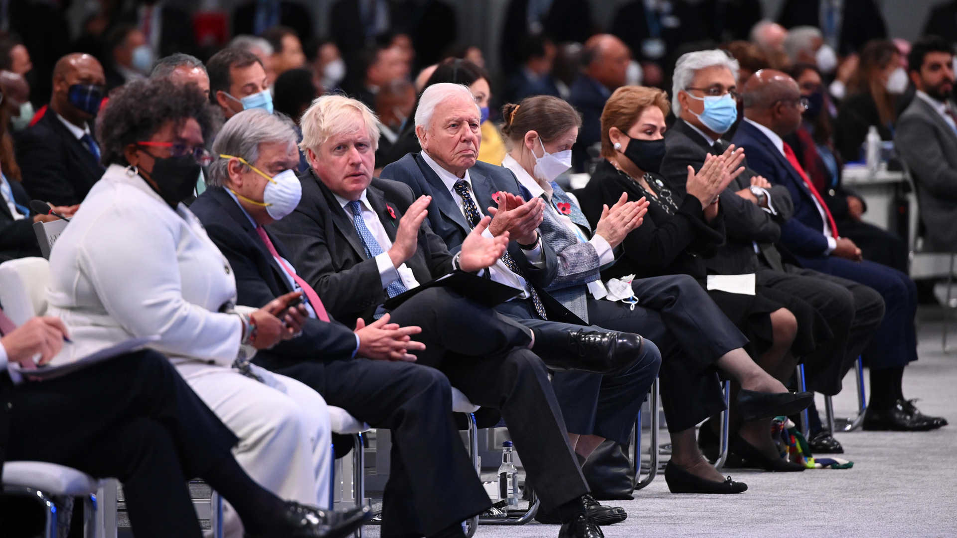 מזכ"ל האו"ם אנטוניו גוטרס ראש ממשלת בריטניה בוריס ג'ונסון וסר דיוויד אטנבורו משתתפים בטקס הפתיחה של ועידת האו"ם לשינויי אקלים COP26 ב-SECC ב-1 בנובמבר 2021 בגלזגו בריטניה