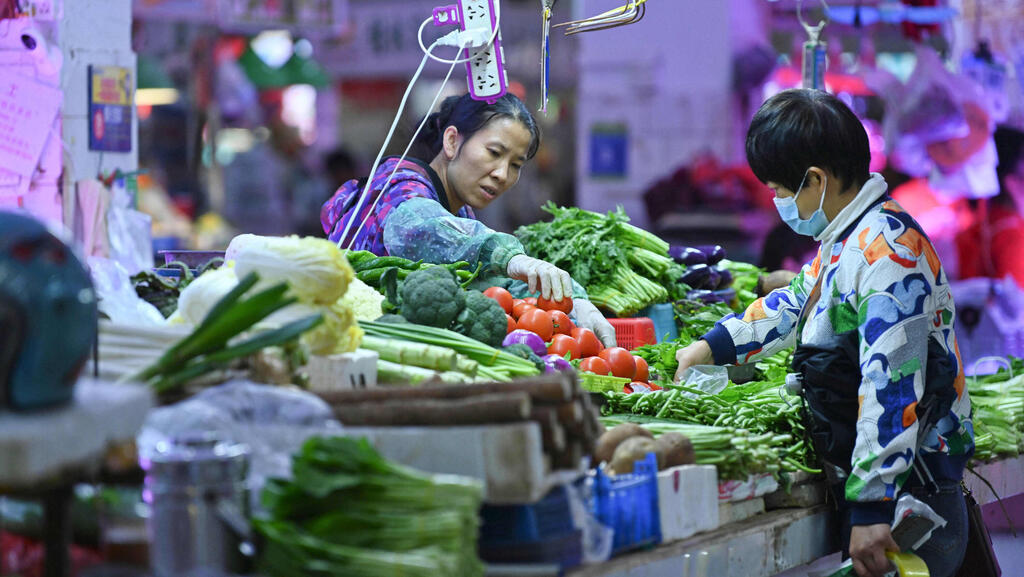 קניות בשוק בננינג סין, צילום: AFP