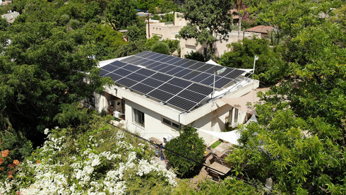 פנלים סולאריים על גגות פרטיים. הבתים המשותפים לא צפויים להסתער על הפנלים הסולאריים, בעיקר בשל תועלת פחותה לדיירים, Volta Solar
