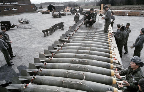 טכנאים אמריקאים מטפלים בפצצות, צילום: USAF