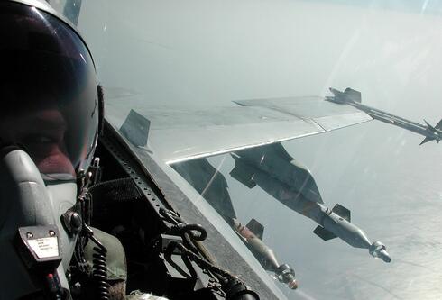 פצצות מונחות לייזר תחת כנפו של F18, צילום: USN