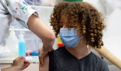 נער מקבל חיסון נגד קורונה של פייזר בישראל, צילום: רויטרס