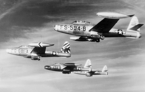 מטוסי F84 עם פצצות מתחת לגוף. לפגוע? רק באימונים, צילום: USAF
