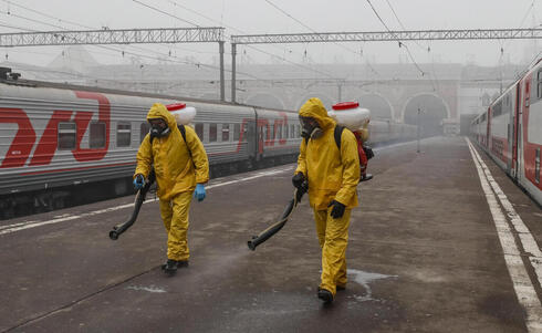 חיטוי תחנת רכבת במוסקבה, צילום: אי פי איי