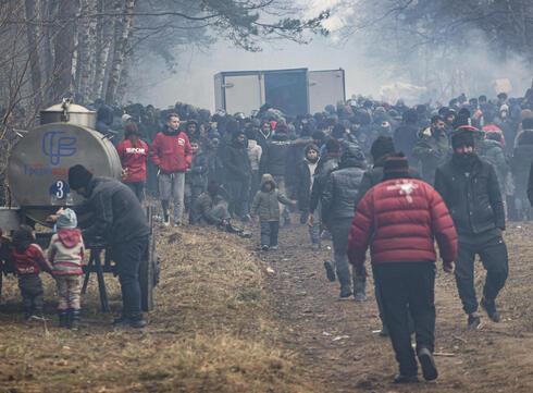 פליטים ממתינים לקבלת סיוע הומניטרי בגבול בלארוס פולין,  צילום: EPA