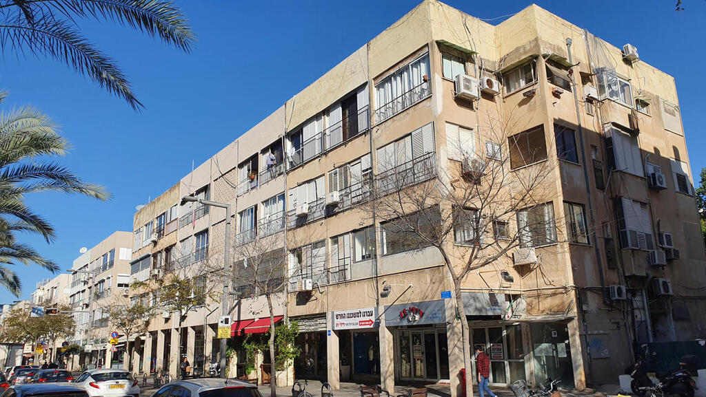 בניין מגורים ישן ב אבן גבירול תל אביב