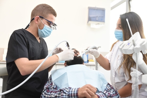 ד"ר אמיר עתמאנה - בטיפול שיניים, חגית פרנקל