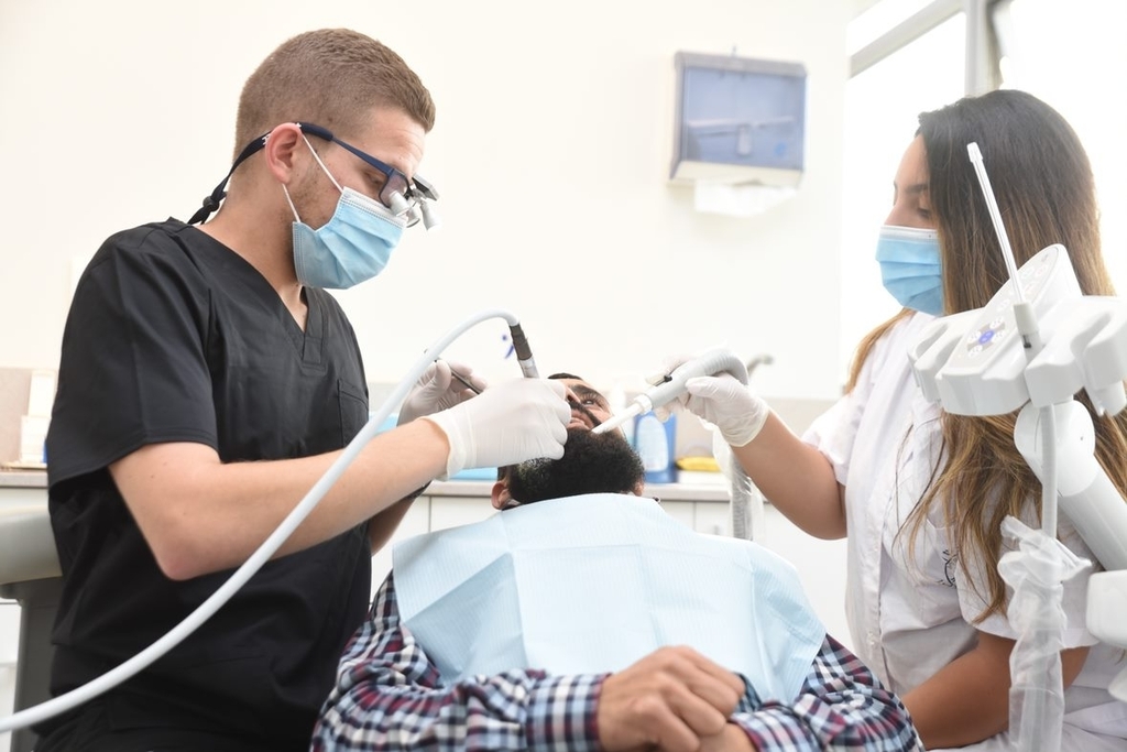 ד"ר אמיר עתמאנה - בטיפול שיניים