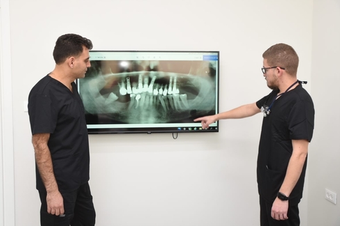 ד"ר אמיר עתמאנה - צילום רנטגן של שיניים של מטופל, חגית פרנקל