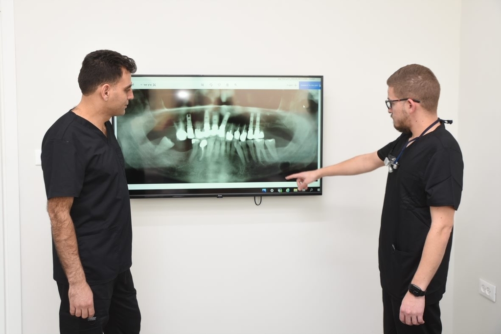 ד"ר אמיר עתמאנה - צילום רנטגן של שיניים של מטופל