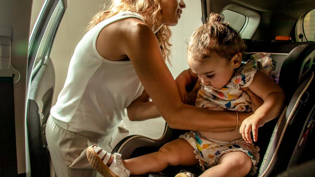 לפני שנכנסה לתוקף: בוטלה חובת התקנת מערכת למניעת שכחת ילדים ברכב