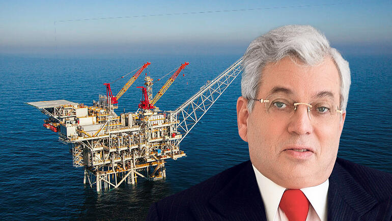 אהרון פרנקל על רקע מאגר תמר