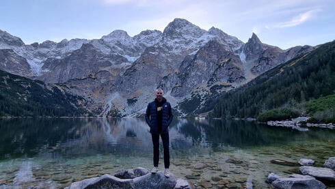 אילן גולדמן על רקע מורסקייה אוקו. הדרך שווה לא פחות מהאגם עצמו,  צילום: אילן גולדמן