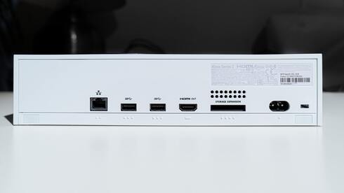 כניסות, מימין: שקע חשמל, הרחבת זיכרון, HDMI, שני שקעי USB וכניסת כבל רשת, Unsplash