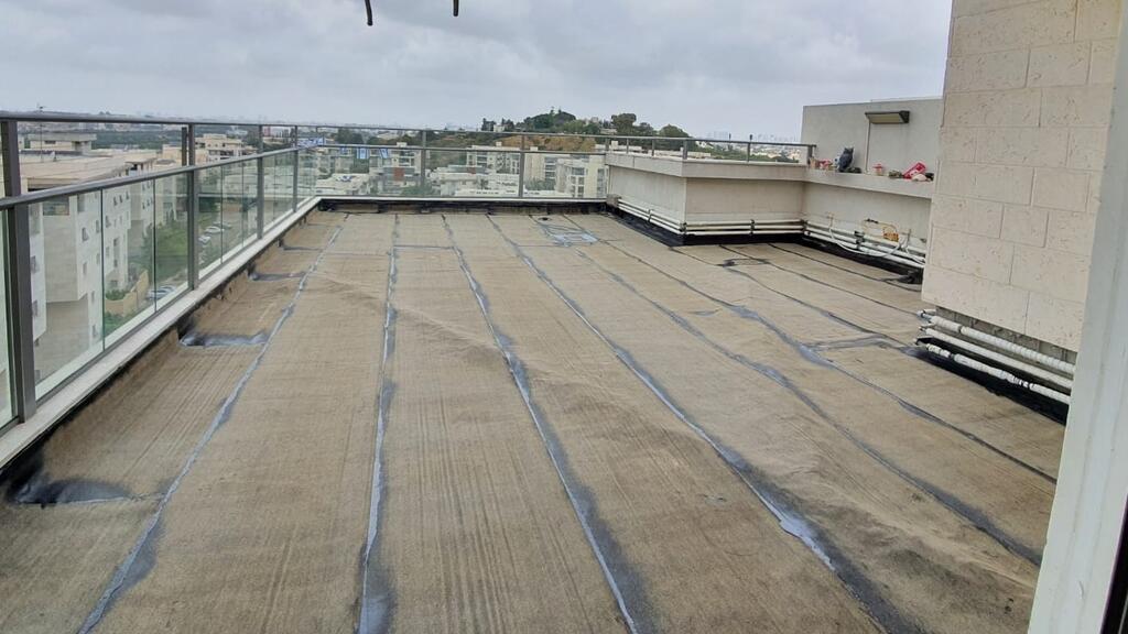 עבודת איטום (אילסטרציה) (יח''צ) ג.ד איטום גגות - איטום מרפסת