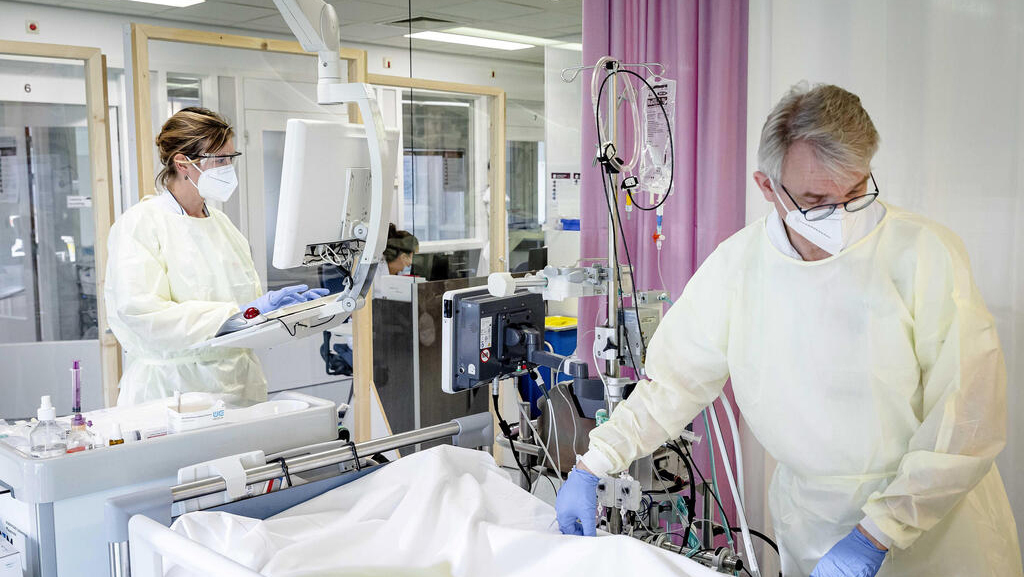 מטפלים בחולי קורונה ביחידה לטיפול נמרץ ב הולנד