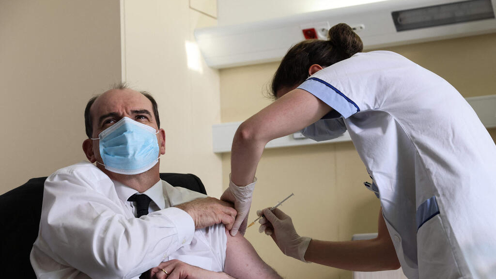 ראש ממשלת צרפת קסטקס מקבל חיסון נגד קורונה של אסטרה זניקה