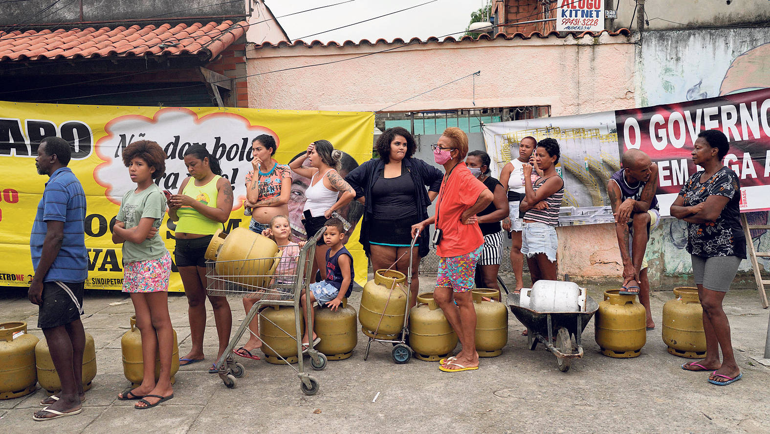 תושבים בתור למילוי בלוני הגז ריו דה ז'ניירו ברזיל