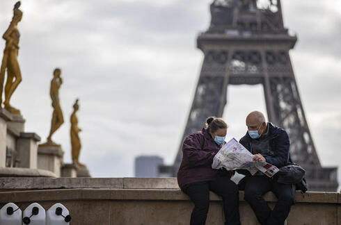 תיירים בפריז, צילום: אי פי איי