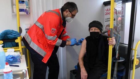 חיסון לקורונה באוטובוס בגרמניה, צילום: AFP