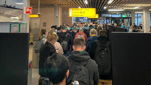 תור בנמל התעופה באמסטרדם בעקבות איסור כניסת אזרחים ממדינות באפריקה, רויטרס