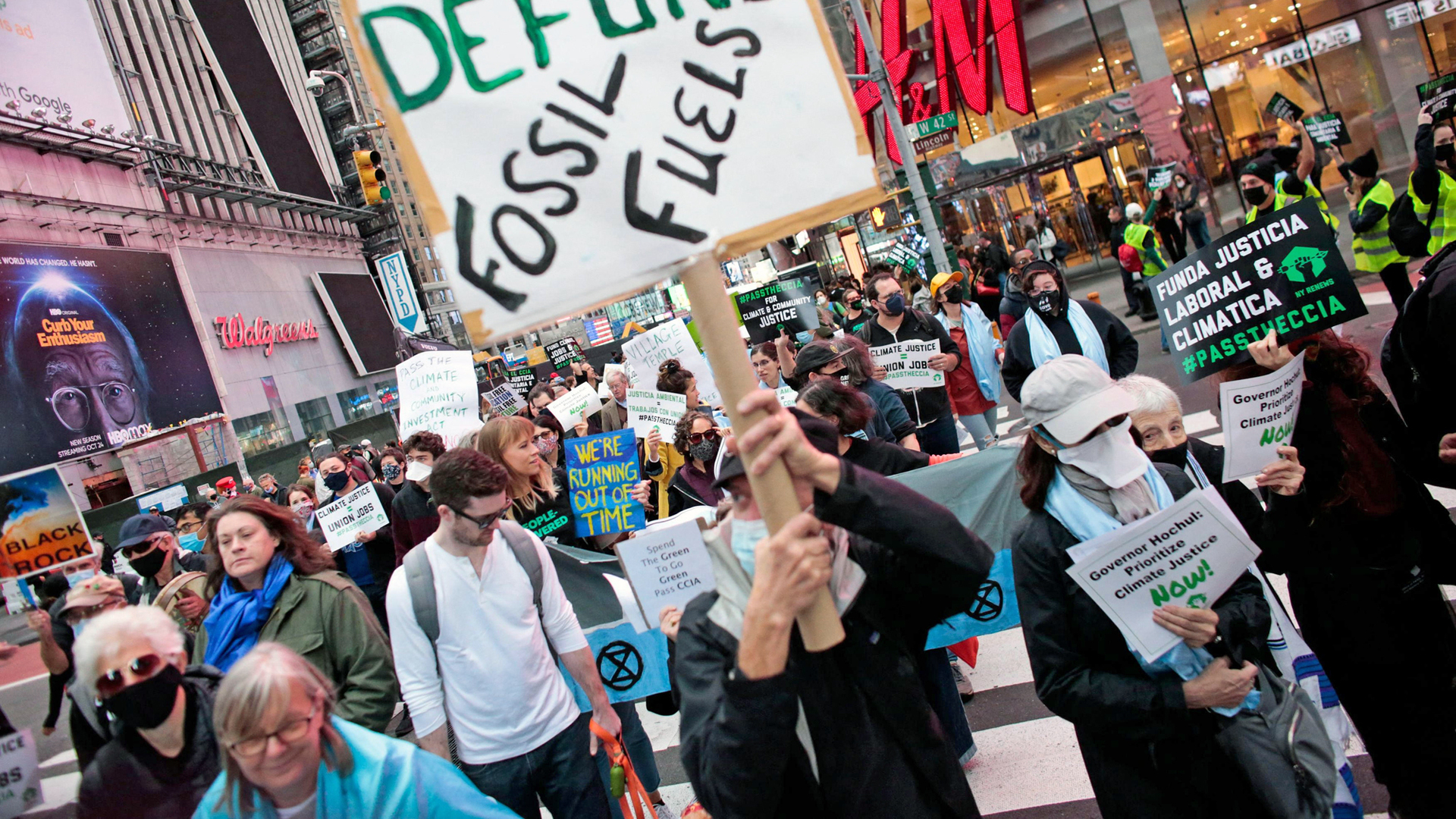 מפגינים ב מצעד הצדק למען האקלים שהתקיים ב ניו יורק