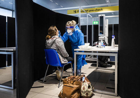 בדיקת קורונה בנמל התעופה סחיפהול שליד אמסטרדם , AFP