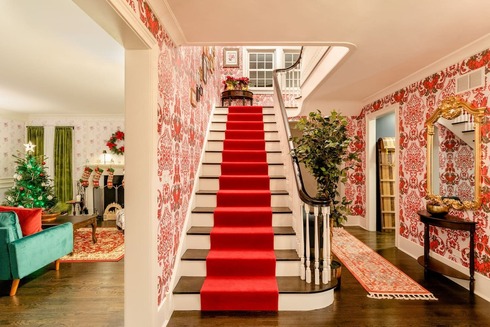המדרגות לכיוון חדרי השינה, צילום: Airbnb