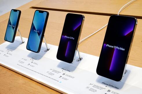 מכשירי אייפון 13 בחנות אפל, צילום: AP
