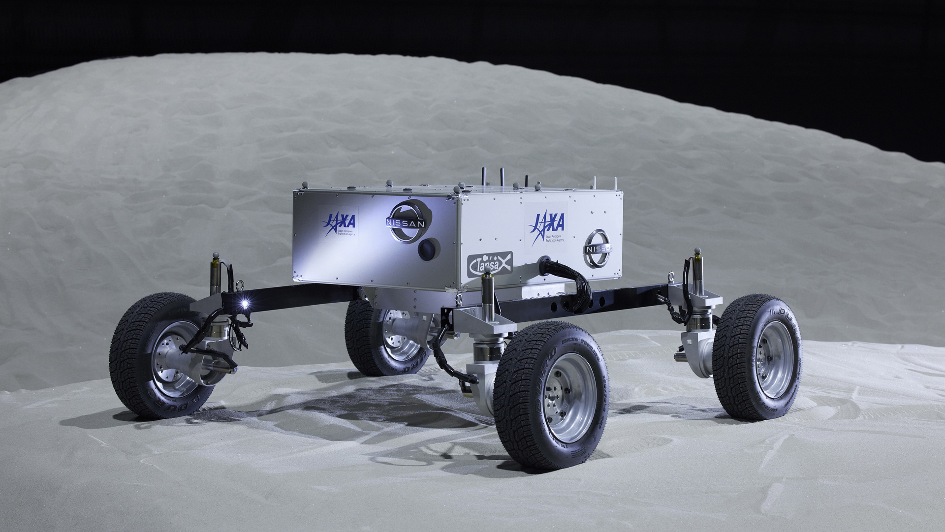 ניסאן לונר רכב נסיעה על הירח