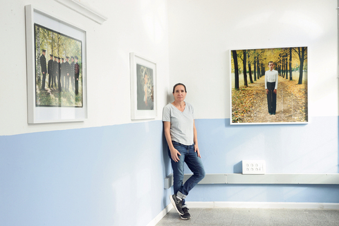 מיכל חלבין על רקע עבודותיה בתערוכה החדשה. "באקדמיה לא הבינו אותי"
, צילום: אוראל כהן