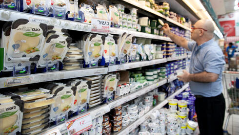 סמוטריץ' חתם על הרחבת יבוא גבינות קשות ב-70%; הרפתנים מזהירים מקריסת הענף