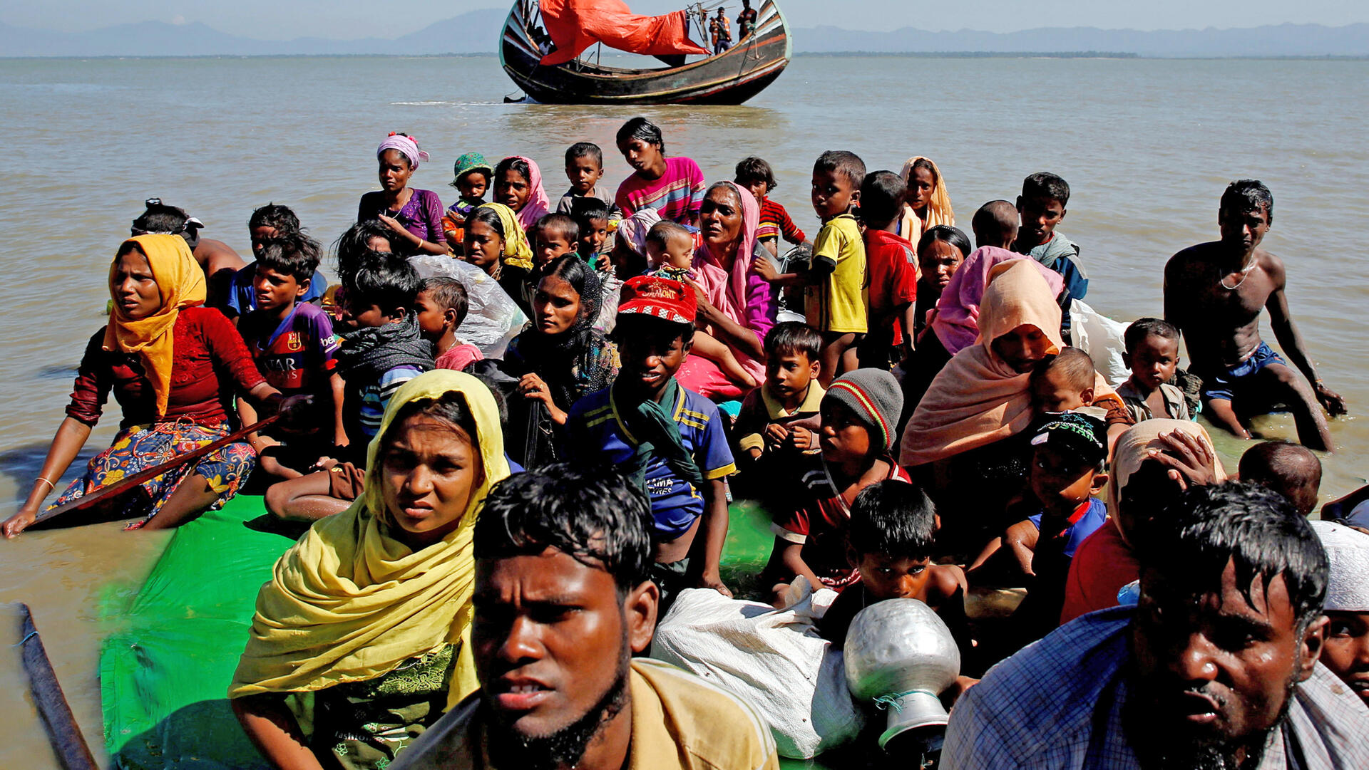 פליטים רוהינגיה שברחו מ מיאנמר דרך הנהר בהגעם לחופי בנגלדש