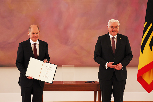שולץ מקבל את כתב המינוי מנשיא גרמניה פרנק-ואלטר שטיינמאייר, גטי