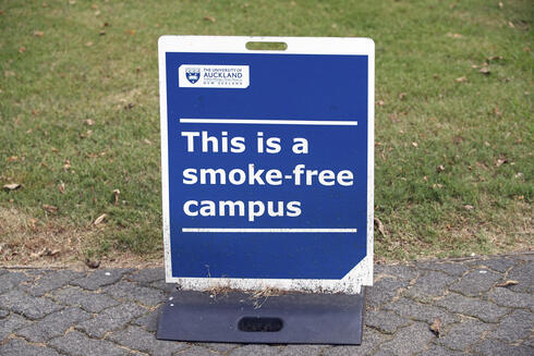 איסור עישון סיגריות באוניברסיטת אוקלנד, צילום: AP