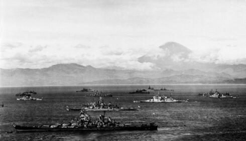 ספינות מערכה אמריקאיות ובריטיות עוברות מול חופי יפן, ברקע: הר פוג