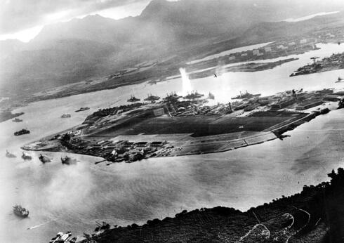 נמל פרל הארבור בזמן תחילת המתקפה: שימו לב לענן הלבן שעולה משורת אוניות המערכה, צילום: USN