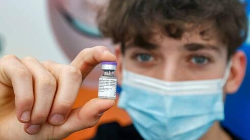 נער עם חיסון של פייזר וביונטק נגד קורונה, Getty